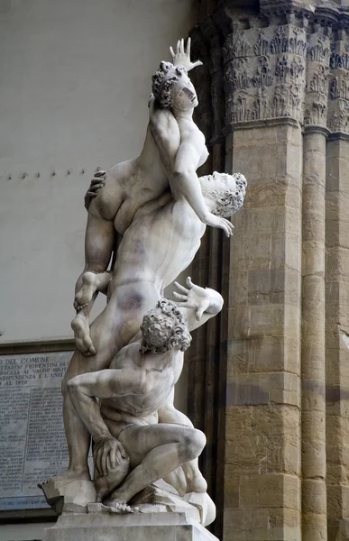 Florens - våldtäkt av sabines, loggia dei lanzi, av giambologna — Stockfoto