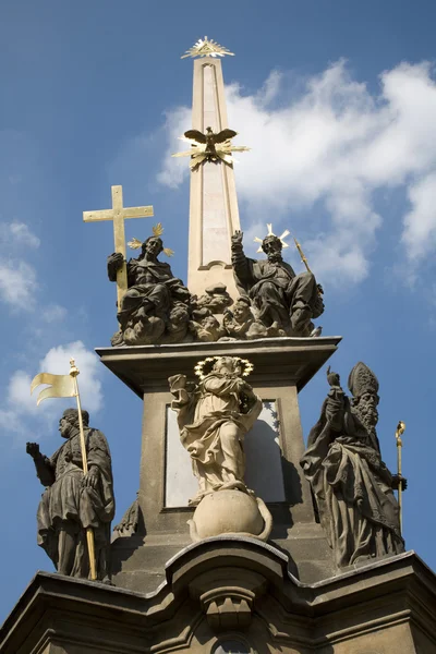 Prague - baroque column of Holy Trinity and tower of st. Vitus cathedral - infront of St Nicolas Church at Lesser Town Square - 1713, by Giovanni Batista Alliprandi — Stock Photo, Image