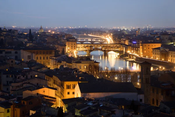Florença - Ponte Vecchio e a cidade durante a noite — Fotografia de Stock