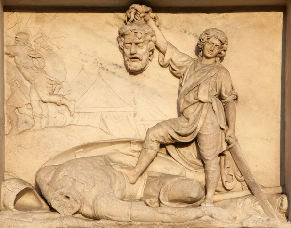 Milan - detail from facade of Duomo - Daniel and Goliath — Stock Photo, Image