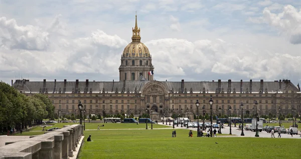 París - Ecole Militaire y cúpula de la iglesia inválida — Foto de Stock