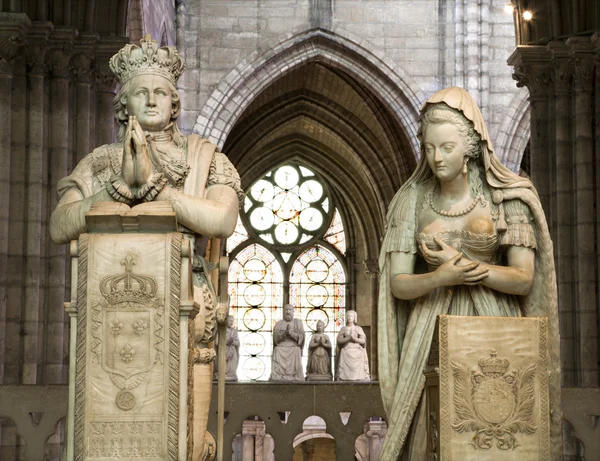 Paris - paryer av kung Ludvig xvi och marie antoinette från saint denis gotiska katedralen — Stockfoto