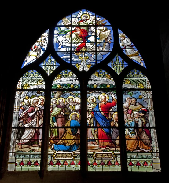 パリ - サン セブラン ゴシック様式の教会、子供とイエスから窓からす — ストック写真