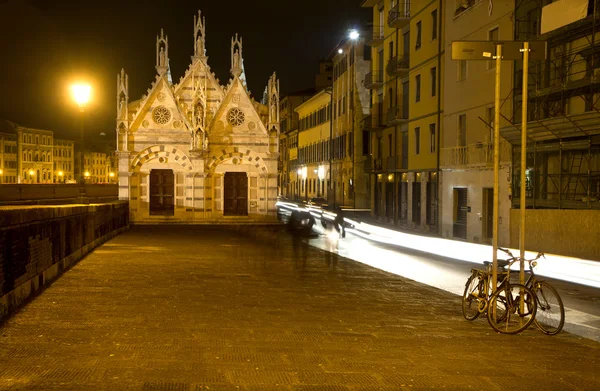 Pisa - waterkant en kleine kapel van santa maria della spina - nacht — Stockfoto