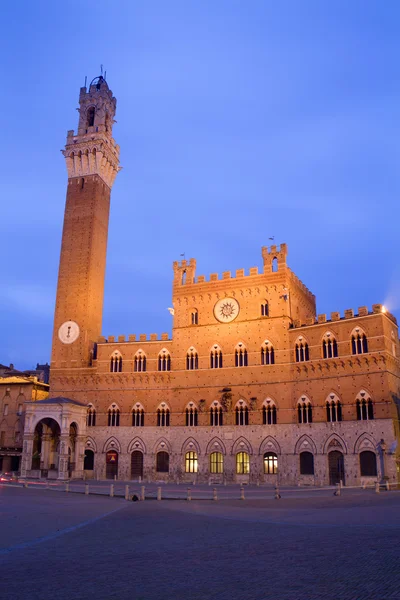 Siena - radnice a torre del mangia ráno — Stock fotografie