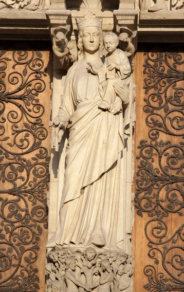 Paris - holy Mary from west facade side portal of Notre Dame cathedral — Stock Photo, Image