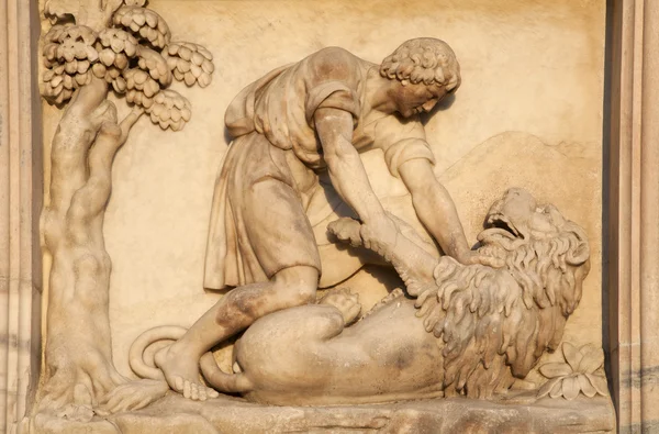 Milan - detail from facade of Duomo - Samson battle with a Lion — Stock Photo, Image