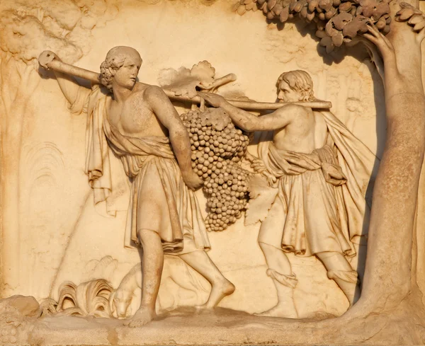 Milan - détail de la façade du Duomo - Les espions de retour de Canaan portant une grande grappe de raisins — Photo