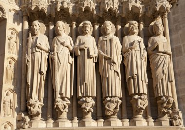 Paris - notre-dame Katedrali günbatımı ışık ana portal kutsal heykeli