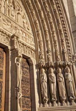 Paris - notre-dame Katedrali günbatımı ışığı içinde sağ tarafta Portal'dan kutsal heykeli