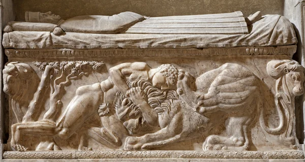 Rom, Italien, 23. März, Samsons Kampf mit dem Löwen. Relief aus einem Wandgrab aus dem späten fünfzehnten Jahrhundert aus der Kirche Santa Maria Sopra Minerva — Stockfoto
