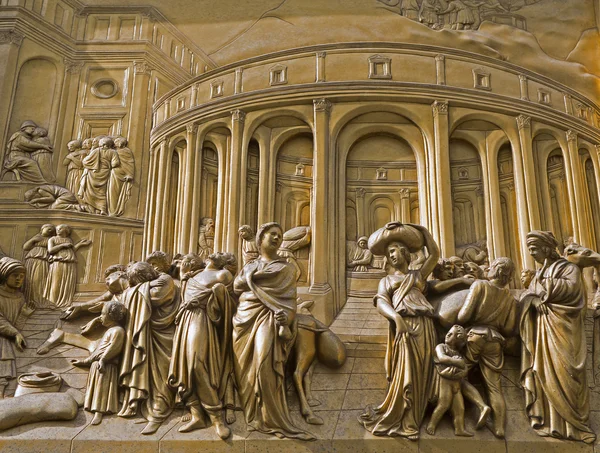 Florença - detalhe do alívio do portão - batistério - cena do Antigo Testamento — Fotografia de Stock