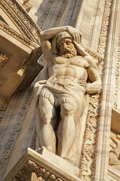 MILÁN, SEPTIEMBRE - 16: Estatua de gigantes de la fachada oeste de Dom. 16 de septiembre de 2011 en Milán, Italia . —  Fotos de Stock