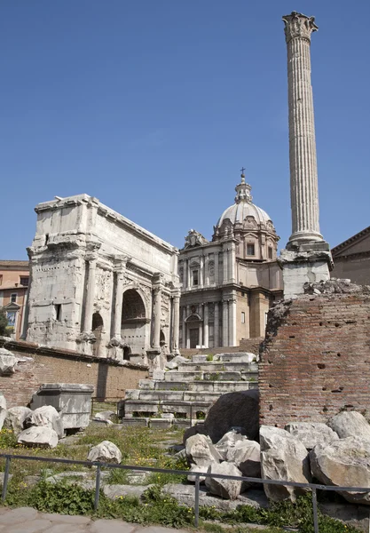 Roma - forum romanum - el arco del Triunfo de Septimus Severus y St. Lucke chruch —  Fotos de Stock