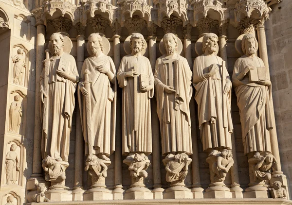 Paris - statue sacrée du portail principal de la cathédrale Notre-Dame à la lumière du coucher du soleil — Photo