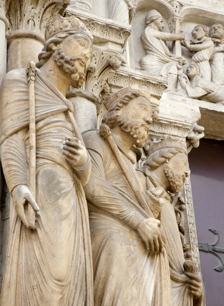 París - detalle del portal lateral este de Saint Denis - primera catedral gótica — Foto de Stock