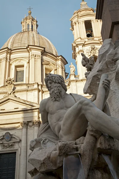 Róma - reggel a Piazza Navona és a Fontana dei Fiumi-t, Bernini és Santa Agnese Agone templom — Stock Fotó