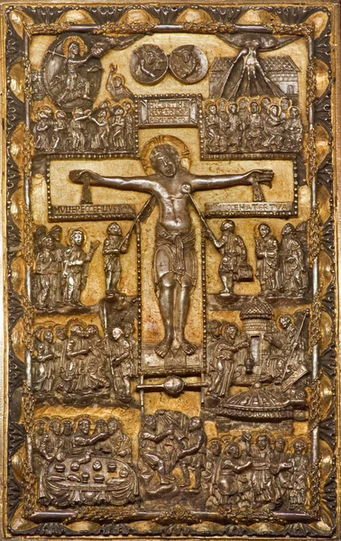 Milan - crucifixión - sobrecubierta medieval —  Fotos de Stock
