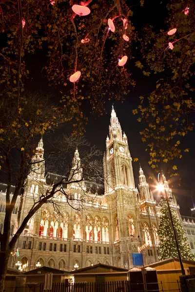 Wenen - toren van het stadhuis en Kerstmis decoratie — Stockfoto