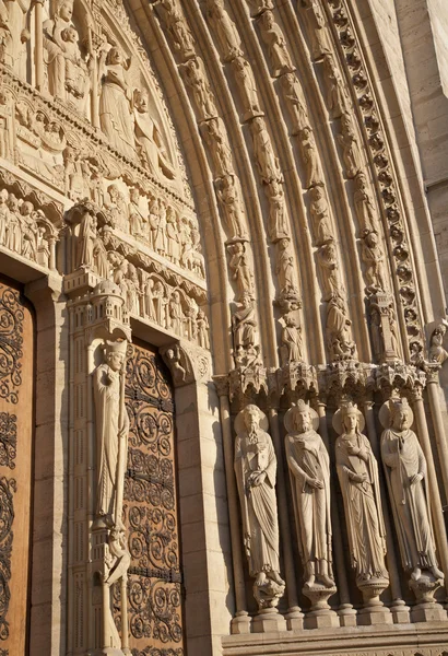 París - estatua sagrada del portal derecho de la catedral de Notre-Dame a la luz del atardecer —  Fotos de Stock