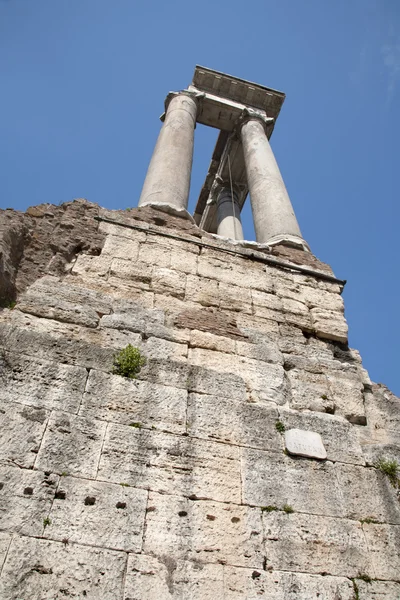 Rome - kolommen - tempel van Saturnus - forum romanum — Stockfoto