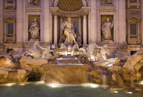 Rome - fontana di trevi in avond — Stockfoto