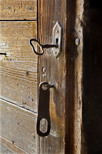 Porta velha e chave — Fotografia de Stock