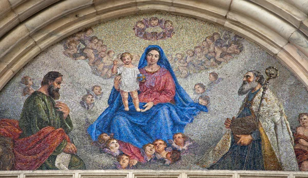 Milán - mosaico de la virgen María de la fachada de la iglesia de San Marco — Foto de Stock