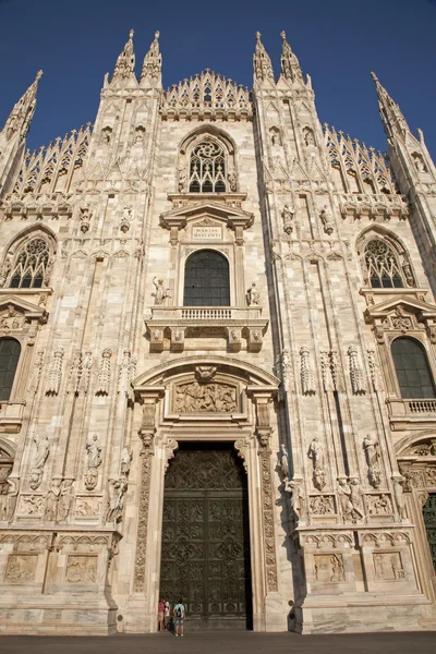 Milaan - westfacade van de kathedraal in Avondlicht — Stockfoto