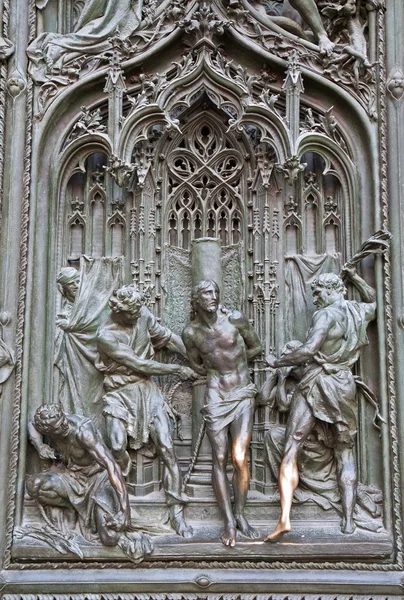 Milão - detalhe do portão de bronze principal - flagelação de Cristo — Fotografia de Stock