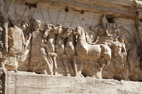 Рим - детали из Триумфальной арки Тита — стоковое фото