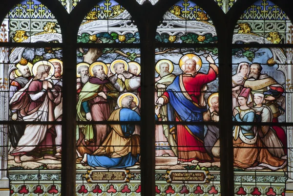 París - ventana de la iglesia gótica de San Severín - Jesús le dio a Pedro la autoridad de las Llaves —  Fotos de Stock