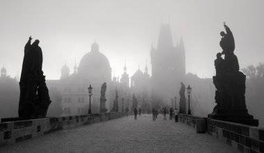 Prag - charles Köprüsü sabah sis içinde