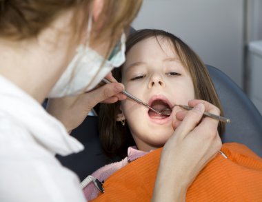 diş hekimi tarafından küçük kız