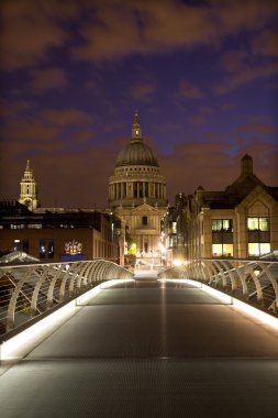 Londra - St paus s Katedrali ve sabah'ın modern Bridge'de