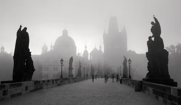 Πράγα - γέφυρα του Καρόλου στην ομίχλη το πρωί — Φωτογραφία Αρχείου