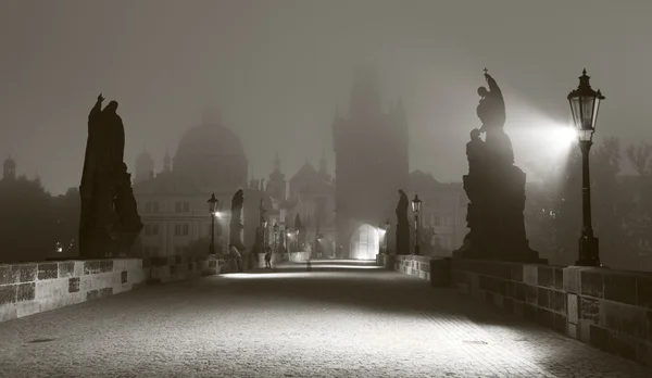 プラハ ・ カレル橋の朝の霧で — ストック写真