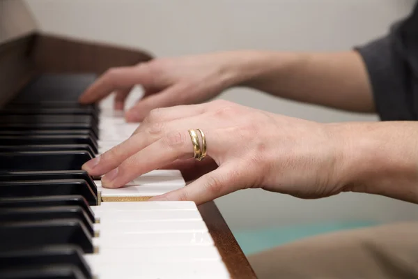 Hands of piano player — Stock Photo, Image
