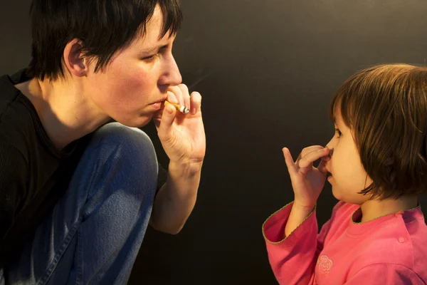 Das Rauchen der Mutter — Stockfoto