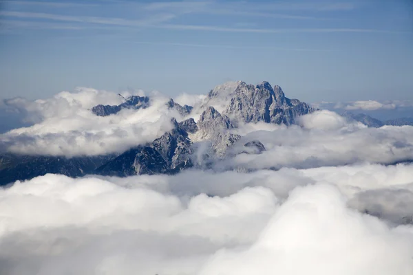 Alpes julianos - mira desde la cumbre del pico de Jalovec a Italia — Foto de Stock