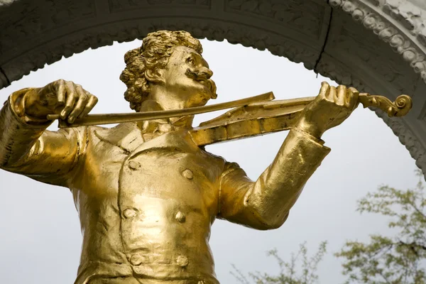 Вена - мемориал Иоганна Штрауса в Штадпарке — стоковое фото