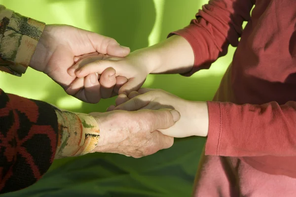 歳の女性と子供の手 — ストック写真