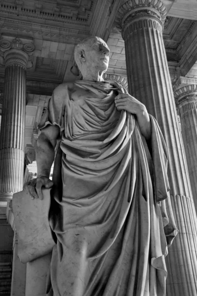 BRUXELAS - JUNHO 22: Estátua do antigo orador e filósofo Cícero do vestíbulo do Palácio da Justiça em 22 de junho de 2012 em Bruxelas . — Fotografia de Stock