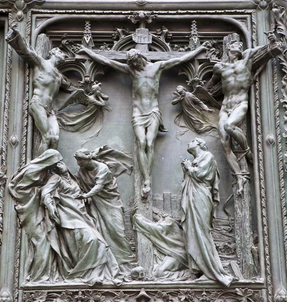 Milán - detalle de la puerta principal de bronce - crucifixión — Foto de Stock