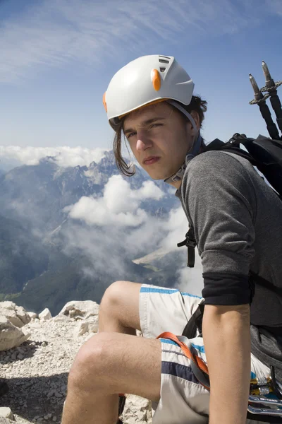 Alpinista sulla cima della vetta Jalovec nelle Alpi Giulie - Slovenia — Foto Stock