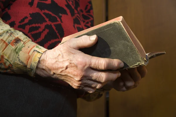 Las manos de la anciana en la oración del libro —  Fotos de Stock