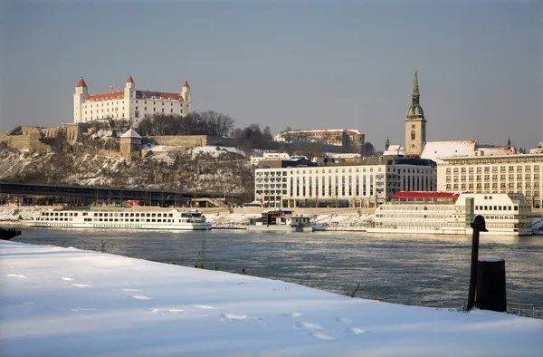 Bratislava in de winter - kasteel en de kathedraal en de Donau — Stockfoto
