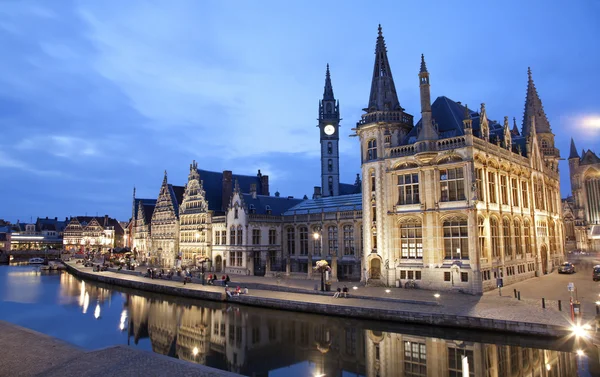 Gent - Fachada oeste del palacio Post con el canal en la noche y la calle Korenlei el 24 de junio de 2012 en Gent, Bélgica . — Foto de Stock