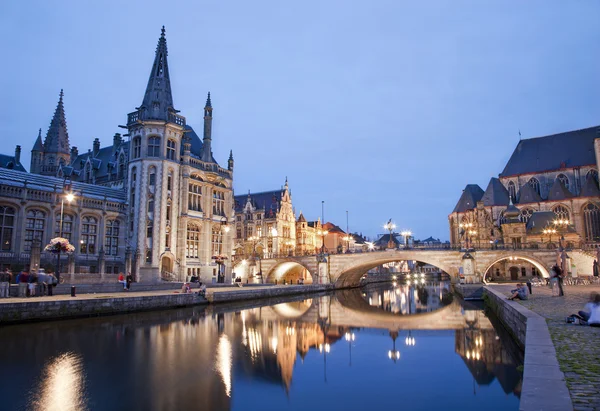 Gent - západní fasáda post palác a michael s mostu s kanálem v večer od graselei ulice v červnu 24, 2012 v Gentu, Belgie. — Stock fotografie