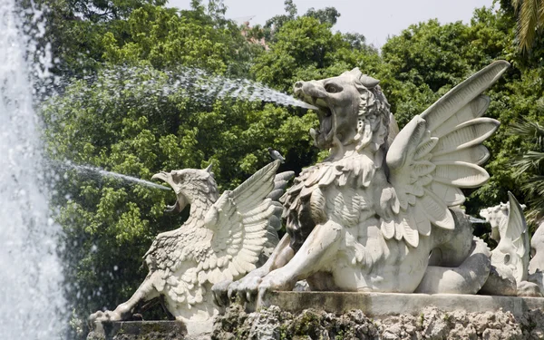 巴塞罗那-喷泉在 parc de la cuitadella 感动的时候 — 图库照片
